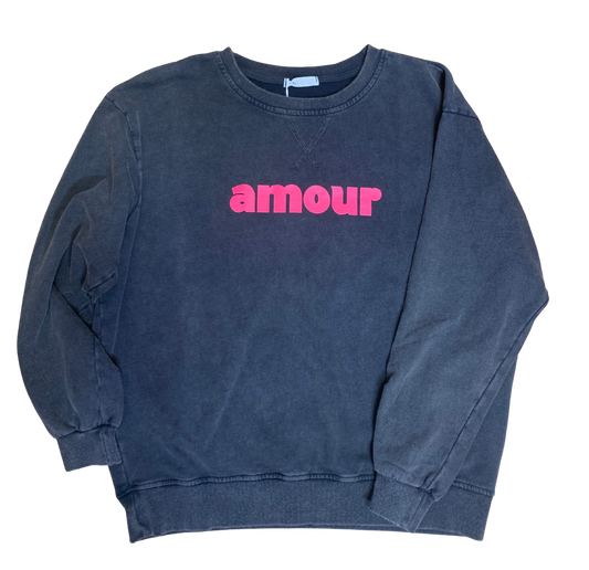 Grauer Pullover mit „amour“-Print